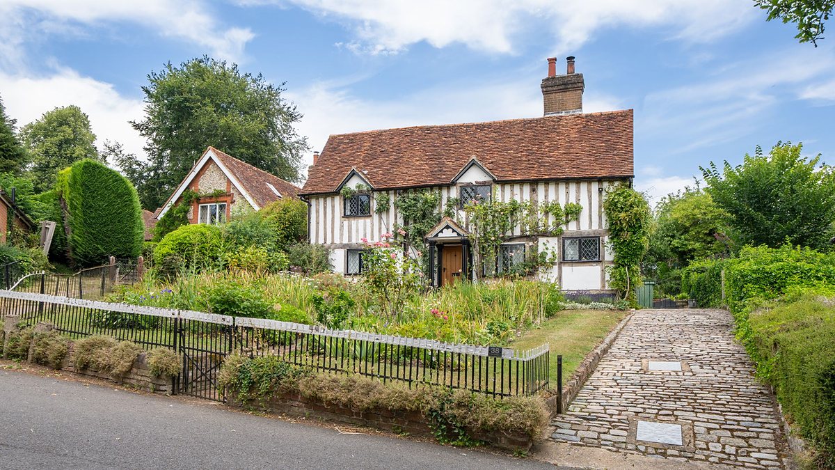 Idyllic English cottage in Latimer with a lush garden and rustic charm